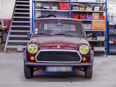 Voiture ancienne dans le garage automobile diéséliste Delpique, Austin Mini de couleur bordeaux