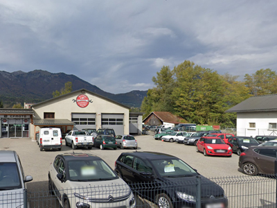 Garage Delpique, vu sur parc automobile d'occasion